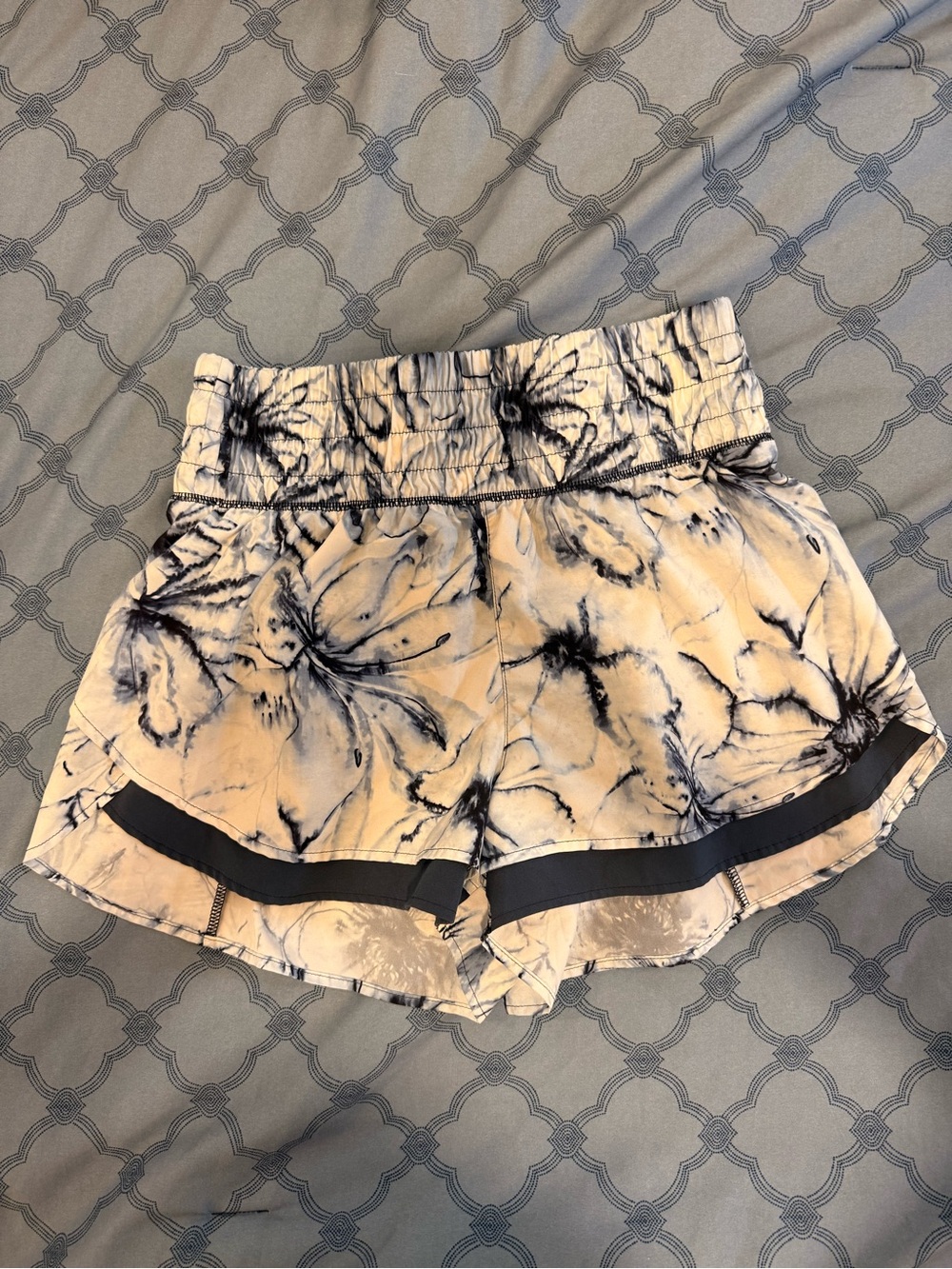 Calia by Carrie Underwood abstract sports shorts S - Picture 3 of 6